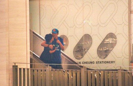 林憶蓮與小男友逛街吃飯，當(dāng)街摟抱親熱熱情如火。