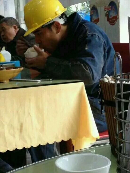 網(wǎng)友調(diào)侃：周周，慢點(diǎn)吃