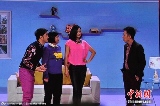 2015年2月18日晚8時(shí)，2015央視羊年春晚準(zhǔn)時(shí)開播，各路明星大腕齊聚一臺(tái)向觀眾展示了一場(chǎng)奢華的