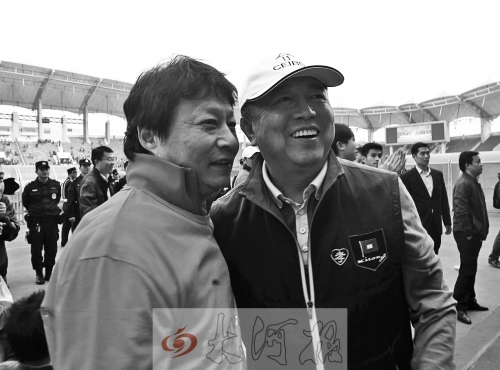 比賽結(jié)束后，老胡熱情擁抱老唐。