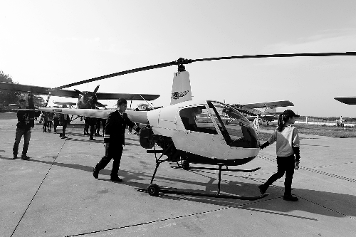 選拔賽現(xiàn)場，選手們正入場表演 記者 鄧萬里/攝