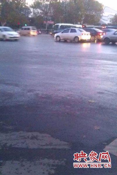 中原路與嵩山路交匯處路面因灑水結冰。（圖片來自網絡）