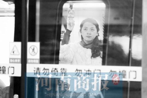 首個上班高峰，地鐵乘客以年輕的上班族為主