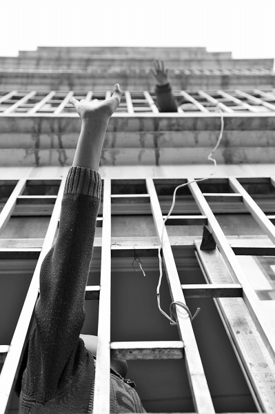 聽到聲音小哥倆就在窗戶邊集合，不聚不散。