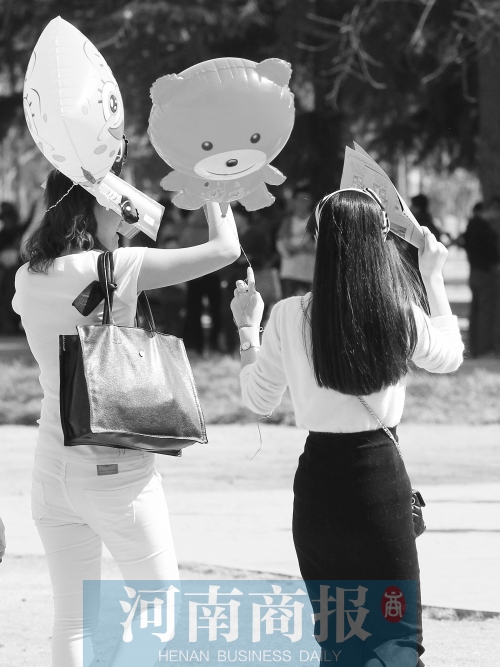 昨天高溫，有人穿上了短袖 記者 鄧萬里/攝