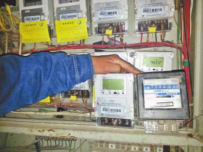 　跟智能電表（左）相比，老式機械電表（右）就像個“老古董”。