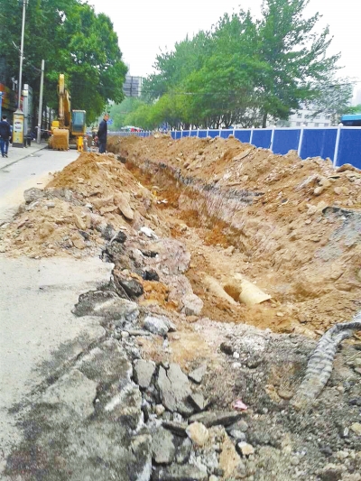 文化路大修改造工程，目前西半幅圍擋已基本鋪設(shè)到位。