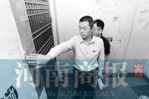 　來到馬某家，法官被拒之門外