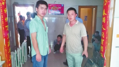 在吳文舉老師的幫助下，王強強（左）從傳銷窩點成功脫險。