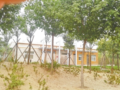 南三環(huán)上的一處公廁掩映在綠樹間，也鎖著門