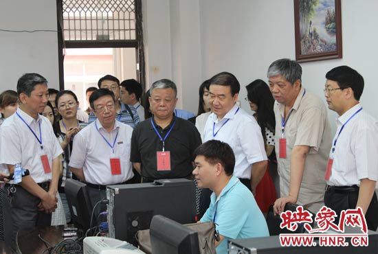 在評卷質(zhì)檢組,工作人員介紹說,今年有四級質(zhì)檢(即小組質(zhì)檢、題組質(zhì)檢、學(xué)科質(zhì)檢、省質(zhì)檢),確保嚴(yán)把質(zhì)量