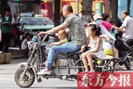 這樣帶著孩子，一個剎車，孩子就有可能摔下車