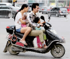 帶著孩子騎電動車，安全一定要放在第一位。