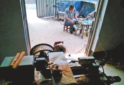 前邊是加工珠子的小車床,后邊正在拋光珠子。