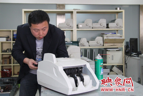 陸涌每天的工作就是和機(jī)器“談心”、發(fā)現(xiàn)故障、修好它們。