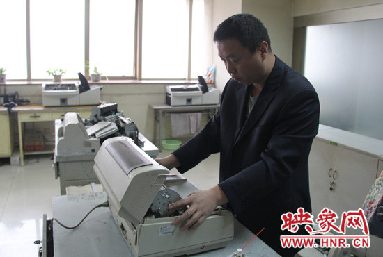 “不行，我再試一下，我一定要修好它?！庇龅诫y題，東北人身上的那股執(zhí)拗勁讓他又堅(jiān)持了下來