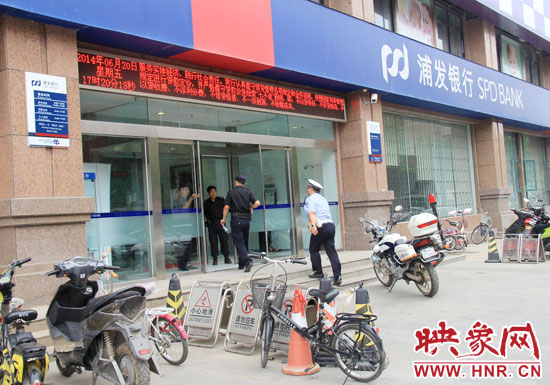 民警趕到現(xiàn)場(chǎng)了解情況。