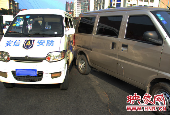 兩輛面包車也被牽連。