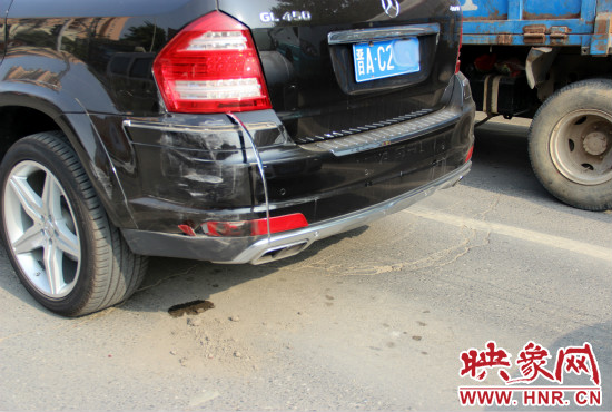 無辜奔馳越野車殘被追尾。