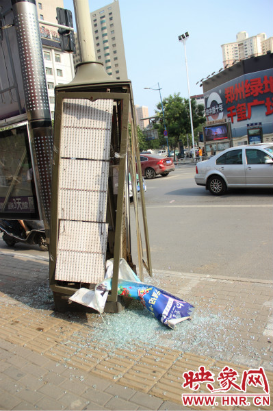 路旁的路燈箱已經(jīng)被肇事車輛撞碎。