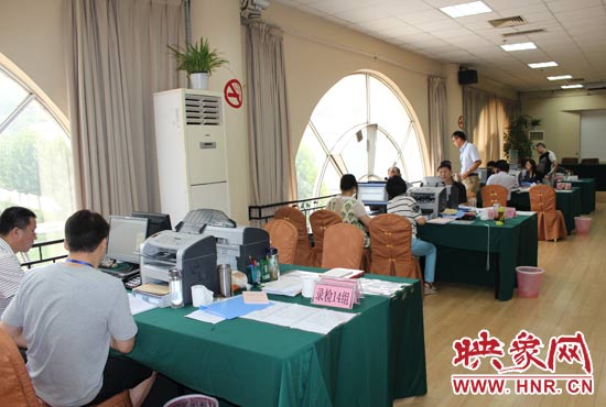 高招錄取現場錄檢組工作人員正在緊張工作中。