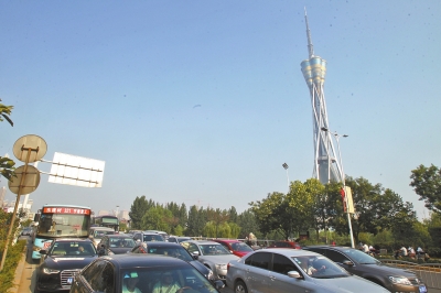 航海路中原福塔門前調(diào)頭口被封閉，等待左轉(zhuǎn)調(diào)頭的車輛排起長隊(duì)。