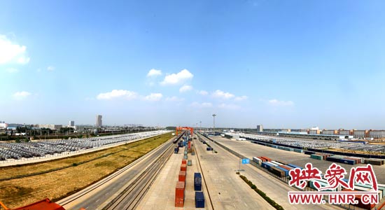 鄭州鐵路集裝箱中心站內(nèi)，滿載貨物的國際班列從這里開出。段晉哲/攝