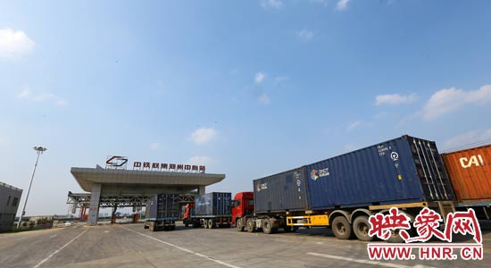 一頭連著生產(chǎn)，一頭牽著消費(fèi)，現(xiàn)代物流業(yè)成為經(jīng)濟(jì)運(yùn)行的血脈。 段晉哲/攝