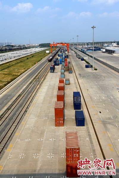 打造成為中西部地區(qū)對(duì)外貿(mào)易的“無(wú)水港”。段晉哲/攝