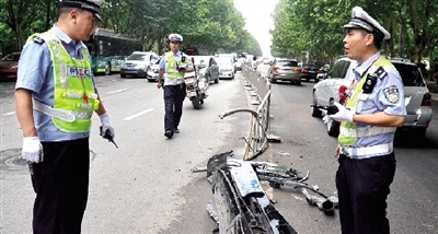 帶著車牌的車前臉留在了現(xiàn)場。