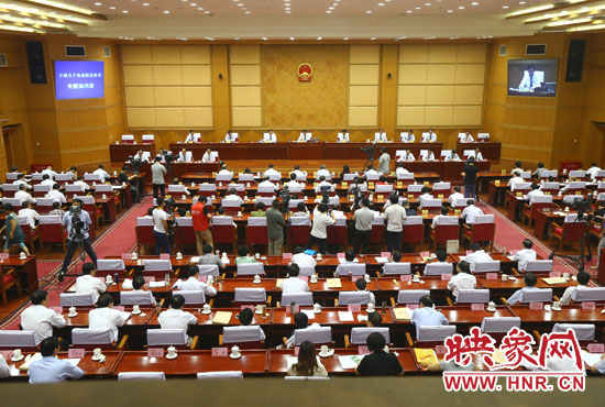 7月29日下午，河南省十二屆人大常委會第九次會議召開關于職業(yè)教育專題詢問會。