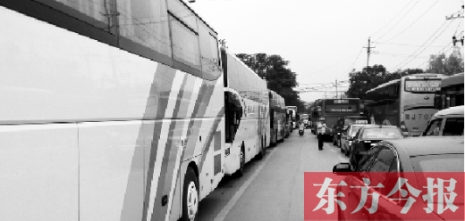 昨日，只能由東向西單行的鄭州市城南路上，闖進了由西向東行駛的大巴車，造成嚴(yán)重交通擁堵