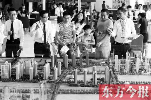 昨天上午，在鄭州市區(qū)一售樓部內(nèi)，看房的顧客比平時(shí)多了不少