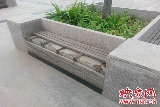 基礎(chǔ)設(shè)施破壞嚴(yán)重，一直無人修理。