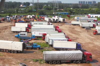 抓賭前，處警民警就藏身在這些廂式貨車內(nèi)。