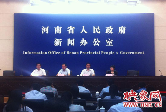 河南省銀監(jiān)局副局長(zhǎng)程康寧回答記者問