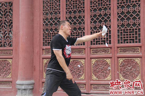 樊偉鵬展示其單指碎碗的絕技。