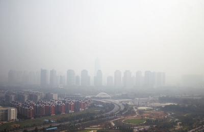 玉米秸稈煙淹了“大玉米”10月7日，霧霾籠罩下的鄭東新區(qū)CBD。