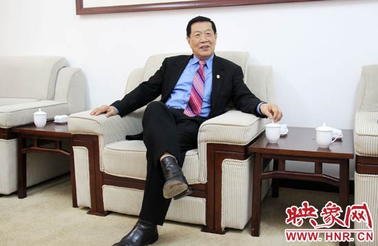 以精湛讀到的刑偵鑒識(shí)技術(shù)享譽(yù)國(guó)際的李昌鈺博士，被譽(yù)為“當(dāng)代福爾摩斯”。