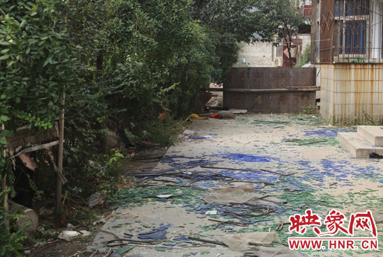 社區(qū)內(nèi)已是狼藉一片。