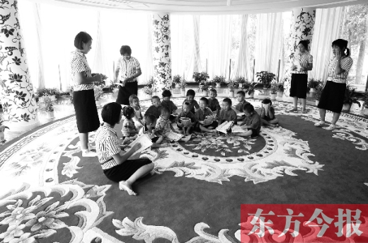 鄭州一幼兒園里的孩子在老師的帶領下讀《論語》。