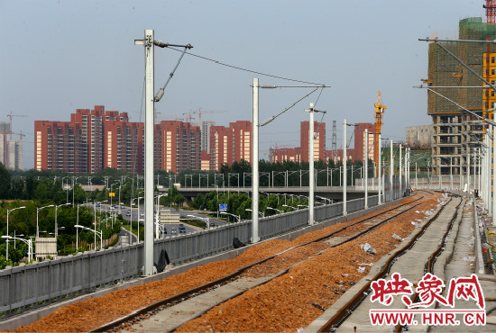 現(xiàn)代化的城際鐵路為日新月異的城市發(fā)展帶來(lái)了新的活力。