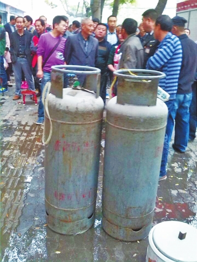 這兩個(gè)大塊頭沒事，眾人懸著的心平靜下來。