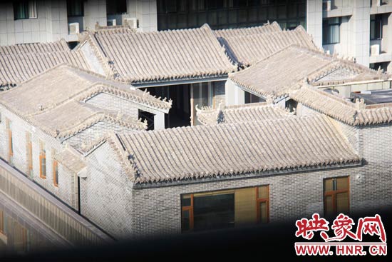 這座建筑里面的裝修奢華考究，門窗和吊頂均為紅木。