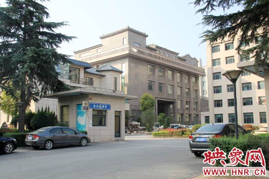 據(jù)這座建筑的一名工作人員稱，整座建筑為海龍集團所有，房屋建成之后用作公司紅木家具展示。