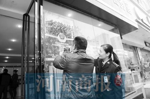 市民正在掃描二維碼，加關(guān)注