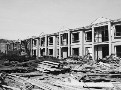 別墅群現(xiàn)場，工人正在施工，部分建筑已經封頂。