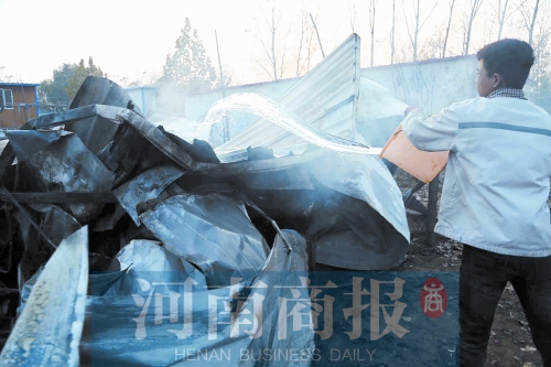 還有零星的火苗沒(méi)滅，有人在拿水澆