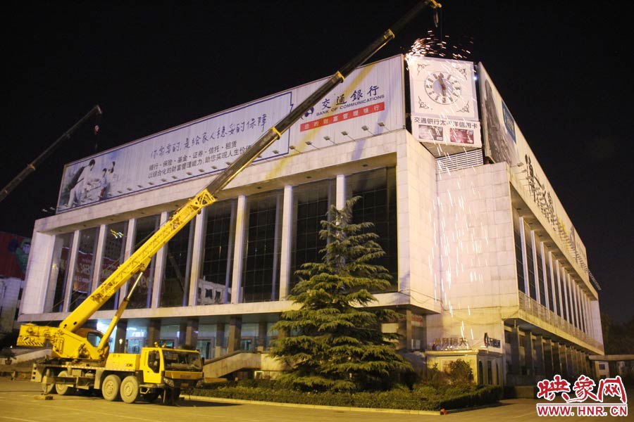 21點(diǎn)50分，切割機(jī)開(kāi)始對(duì)中間最小的一塊牌進(jìn)行切割。頂著“呼呼”的寒風(fēng)，巨大廣告牌上火花四濺。