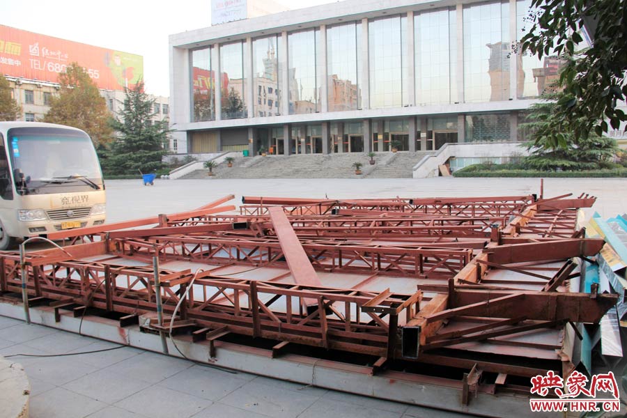 受天氣影響，拆除工作暫時(shí)中止。